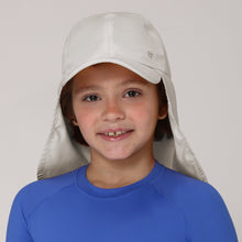 Laad de afbeelding in de Gallery-viewer, Model Front: Uv Line Caps Cap Legionario Teens Sand Upf50+
