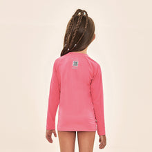 Laad de afbeelding in de Gallery-viewer, Model Back: Uv Line Rash Guard Acqua Qr Code Chiclete Fluor Upf50+
