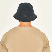 Laad de afbeelding in de Gallery-viewer, Model Back: Uv Line Bucket Hat Hat Toronto Colors Masc Black Upf50+

