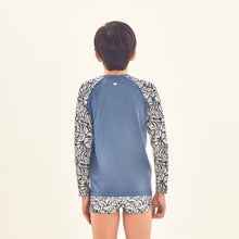 Laad de afbeelding in de Gallery-viewer, Model Back: Uv Line Rash Guard Rash Guard Kids Costela Aco Off White Upf50+
