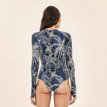 Laad de afbeelding in de Gallery-viewer, Model Back: Uv Line One-Piece Swimsuit Macae Coconut Palms Navy Blue Upf50+
