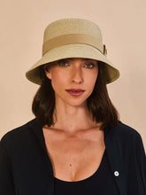 Laad de afbeelding in de Gallery-viewer, Model Front: Uv Line Bucket Hat Cap-Ferrat Linho Upf50+
