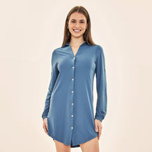 Laad de afbeelding in de Gallery-viewer, Model Front: Uv Line Shirtdress Shirtdress Copenhagen Fem Steel Upf50+

