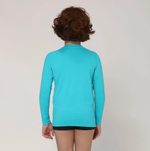 Laad de afbeelding in de Gallery-viewer, Model Back: Uv Line Rash Guard Camiseta Kids Uvpro Ml Azul Piscina Upf50+

