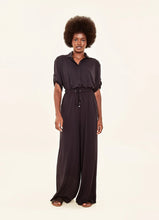Laad de afbeelding in de Gallery-viewer, Model Front: Uv Line Beach Trousers Pantalona Preto Upf50+
