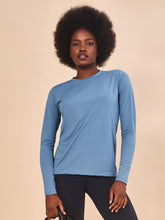 Laad de afbeelding in de Gallery-viewer, Model Front: Uv Line Rash Guard Longsleeve Uvpro Indigo Upf50+
