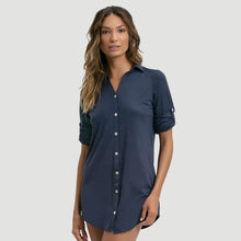 Laad de afbeelding in de Gallery-viewer, Model Front: Uv Line Maxi Dresses Shirtdress Copenhagen Fem Navy Blue Upf50+
