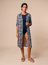 Laad de afbeelding in de Gallery-viewer, Model Front: Uv Line Shirtdress Midi Chemise Tie Dye Blue Upf50+
