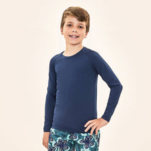 Laad de afbeelding in de Gallery-viewer, Model Front: Uv Line Rash Guard Acqua Qr Code Marinho Upf50+

