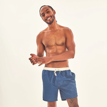 Laad de afbeelding in de Gallery-viewer, Model Front: Uv Line Short For Men / Bermuda Shorts Boxer Aco Off White Upf50+
