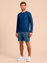 Laad de afbeelding in de Gallery-viewer, Model Front: Uv Line Rash Guard Longsleeve Uvpro Masc Cobalt Upf50+
