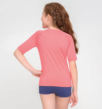 Laad de afbeelding in de Gallery-viewer, Model Back: Uv Line Rash Guard Kids Fpu50+ Uvpro Short Sleeve T-Shirt Coral Uv
