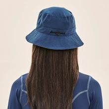 Laad de afbeelding in de Gallery-viewer, Model Back: Uv Line Bucket Hat Basic Kids Maringo Azul Ceu Upf50+
