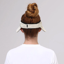 Laad de afbeelding in de Gallery-viewer, Model Back: Uv Line Visor Visor Bali Fem Sand Black Upf50+
