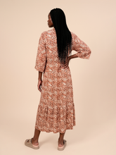 Laad de afbeelding in de Gallery-viewer, Model Back: Uv Line Shirtdress Long Shirtdress Tie Dye Pitanga Upf50+
