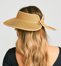 Laad de afbeelding in de Gallery-viewer, Model Back: Uv Line Visor Visor Siena Imp Fem Wheat Upf50+
