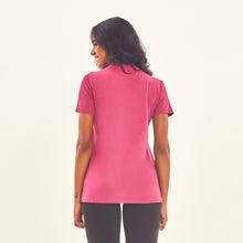 Laad de afbeelding in de Gallery-viewer, Model Back: Uv Line Fitness Top T-Shirt Sport Fit Fuchsia Upf50+
