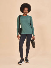 Laad de afbeelding in de Gallery-viewer, Model Front: Uv Line Rash Guard Longsleeve Fem New Fit Textura Verde Jade Upf50+
