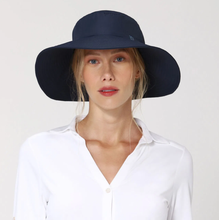 Laad de afbeelding in de Gallery-viewer, Model Front: Uv Line Floppy Hat Hat Lyon Nac L Fem Navy Blue Upf50+
