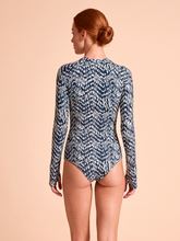Laad de afbeelding in de Gallery-viewer, Model Back: Uv Line One-Piece Swimsuit Macae Tie Dye Blue Upf50+
