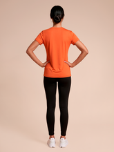 Laad de afbeelding in de Gallery-viewer, Model Back: Uv Line Beach Top T-Shirt Uvpro Fem Pitanga Upf50+
