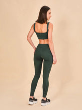 Laad de afbeelding in de Gallery-viewer, Model Back: Uv Line Fitness Bottom Legging Fit Aspen Green Cactus Upf50+
