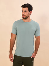 Laad de afbeelding in de Gallery-viewer, Model Front: Uv Line T-Shirt For Men T-Shirt New Fit Masc Verde Agua Upf50+
