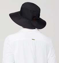 Laad de afbeelding in de Gallery-viewer, Model Back: Uv Line Bucket Hat Hat California Nac Fem Black Upf50+
