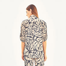 Laad de afbeelding in de Gallery-viewer, Model Back: Uv Line Beach Top Shirt Copa Costela Off White Upf50+
