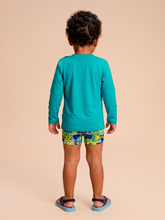 Laad de afbeelding in de Gallery-viewer, Model Back: Uv Line Rash Guard Longsleeve Baby Green Sea Upf50+
