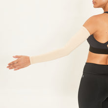 Laad de afbeelding in de Gallery-viewer, Model Back: Uv Line Glove Long Sleeve Beige Upf50+
