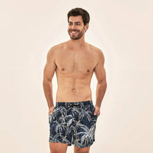 Laad de afbeelding in de Gallery-viewer, Model Front: Uv Line Swim Shorts Short Acqua Coqueiros Marinho Upf50+
