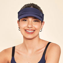 Laad de afbeelding in de Gallery-viewer, Model Front: Uv Line Visor Elastic Visor Navy Blue Upf50+
