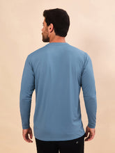 Laad de afbeelding in de Gallery-viewer, Model Back: Uv Line Rash Guard Longsleeve Uvpro Masc Indigo Upf50+
