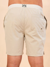 Laad de afbeelding in de Gallery-viewer, Model Back: Uv Line Short For Men / Bermuda Shorts Acqua Boxer Areia Upf50+

