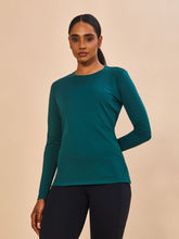 Laad de afbeelding in de Gallery-viewer, Model Front: Uv Line Rash Guard Longsleeve Fem New Fit Petroleo Upf50+
