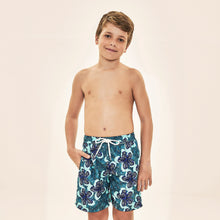 Laad de afbeelding in de Gallery-viewer, Model Front: Uv Line Boy's Swimwear Shorts Aqua Hibiscus Kids Upf50+
