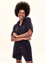Laad de afbeelding in de Gallery-viewer, Model Front: Uv Line Fitness Bottom Shorts Fem Basic Black Upf50+
