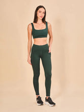Laad de afbeelding in de Gallery-viewer, Model Front: Uv Line Fitness Bottom Legging Fit Aspen Green Cactus Upf50+
