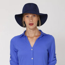 Laad de afbeelding in de Gallery-viewer, Model Front: Uv Line Floppy Hat San Remo Fpu50+ Hat Navy Blue Uv
