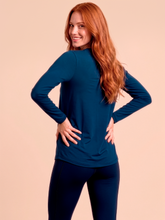 Laad de afbeelding in de Gallery-viewer, Model Back: Uv Line Rash Guard Longsleeve Uvpro Fem Cobalt Upf50+
