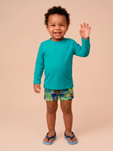 Laad de afbeelding in de Gallery-viewer, Model Front: Uv Line Rash Guard Longsleeve Baby Green Sea Upf50+
