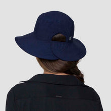 Laad de afbeelding in de Gallery-viewer, Model Back: Uv Line Bucket Hat Hat California Nac Fem Navy Blue Upf50+
