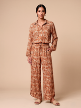 Laad de afbeelding in de Gallery-viewer, Model Front: Uv Line Beach Trousers Pants Meia Lua Tie Dye Pitanga Upf50+
