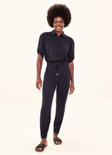 Laad de afbeelding in de Gallery-viewer, Model Front: Uv Line Beach Trousers Pants Fem Basic Black Upf50+
