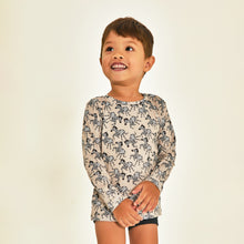Laad de afbeelding in de Gallery-viewer, Model Front: Uv Line Rash Guard Longsleeve Baby Zebra Upf50+
