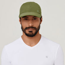 Laad de afbeelding in de Gallery-viewer, Model Front: Uv Line Caps Cap Uv Pro Masc Green Militar Upf50+
