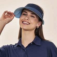 Laad de afbeelding in de Gallery-viewer, Model Front: Uv Line Visor Visor Bali Fem Navy Light Blue Upf50+
