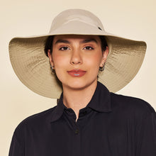 Laad de afbeelding in de Gallery-viewer, Model Front: Uv Line Floppy Hat San Diego Areia Kaki Upf50+
