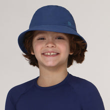 Laad de afbeelding in de Gallery-viewer, Model Front: Uv Line Bucket Hat Hat Basic Kids Inf Navy Blue Upf50+
